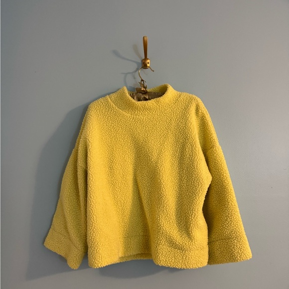 Tops - Fun yellow GAP mockneck top/sweatshirt size M